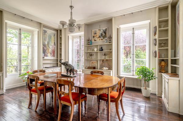 Hotel particulier Napoléon III avec volumes exceptionnels (420m2) et splendide jardin de 2450m2!