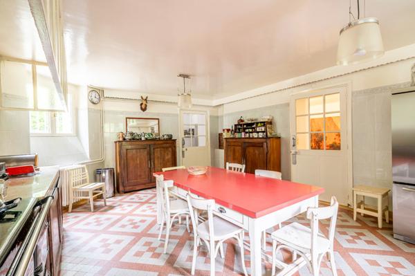 Hotel particulier Napoléon III avec volumes exceptionnels (420m2) et splendide jardin de 2450m2!