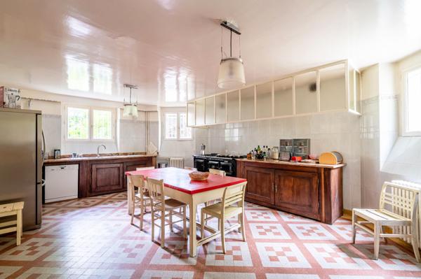 Hotel particulier Napoléon III avec volumes exceptionnels (420m2) et splendide jardin de 2450m2!