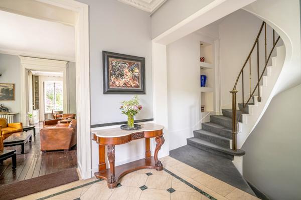 Hotel particulier Napoléon III avec volumes exceptionnels (420m2) et splendide jardin de 2450m2!