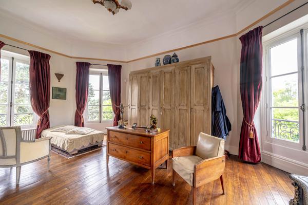 Hotel particulier Napoléon III avec volumes exceptionnels (420m2) et splendide jardin de 2450m2!