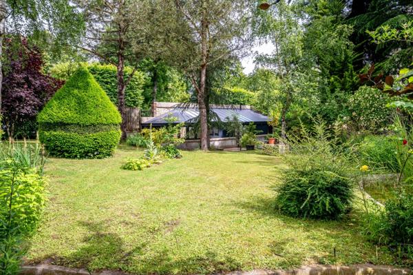 Hotel particulier Napoléon III avec volumes exceptionnels (420m2) et splendide jardin de 2450m2!