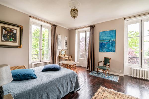 Hotel particulier Napoléon III avec volumes exceptionnels (420m2) et splendide jardin de 2450m2!