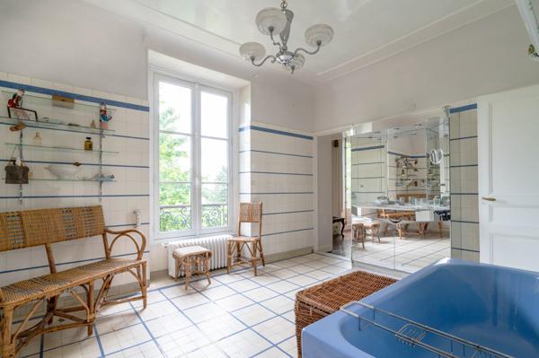 Hotel particulier Napoléon III avec volumes exceptionnels (420m2) et splendide jardin de 2450m2!