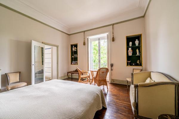 Hotel particulier Napoléon III avec volumes exceptionnels (420m2) et splendide jardin de 2450m2!