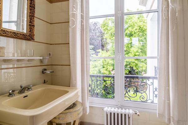 Hotel particulier Napoléon III avec volumes exceptionnels (420m2) et splendide jardin de 2450m2!