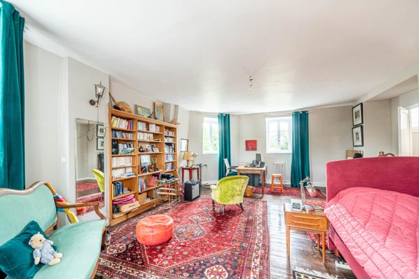 Hotel particulier Napoléon III avec volumes exceptionnels (420m2) et splendide jardin de 2450m2!