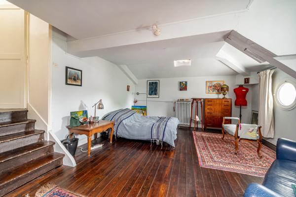 Hotel particulier Napoléon III avec volumes exceptionnels (420m2) et splendide jardin de 2450m2!