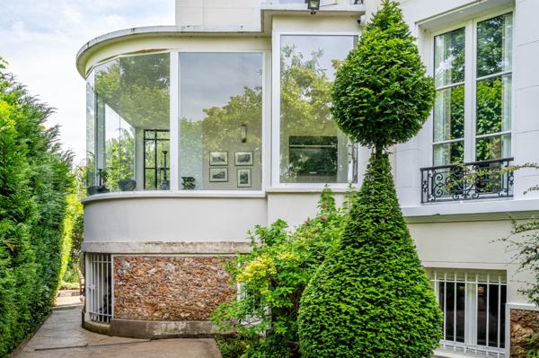 Hotel particulier Napoléon III avec volumes exceptionnels (420m2) et splendide jardin de 2450m2!