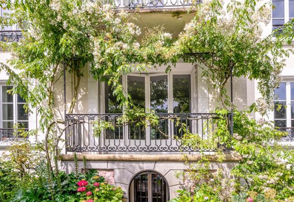 Hotel particulier Napoléon III avec volumes exceptionnels (420m2) et splendide jardin de 2450m2!