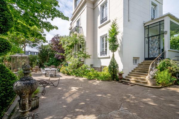 Hotel particulier Napoléon III avec volumes exceptionnels (420m2) et splendide jardin de 2450m2!