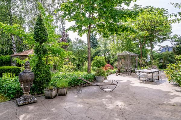 Hotel particulier Napoléon III avec volumes exceptionnels (420m2) et splendide jardin de 2450m2!