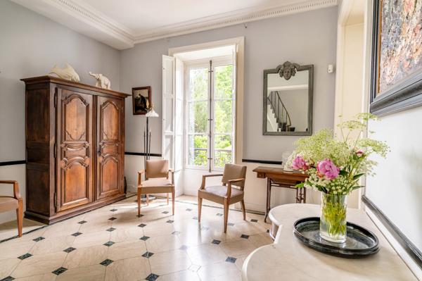 Hotel particulier Napoléon III avec volumes exceptionnels (420m2) et splendide jardin de 2450m2!