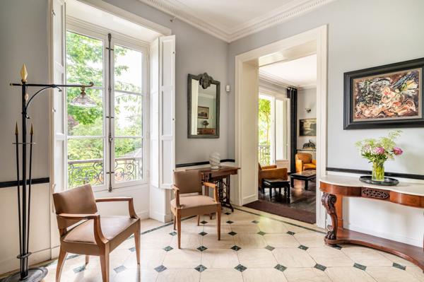 Hotel particulier Napoléon III avec volumes exceptionnels (420m2) et splendide jardin de 2450m2!