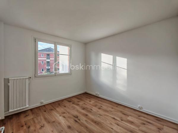 Et si vous n'aviez plus qu'à poser vos valises ?
Au cœur du 20e arrondissement, rue Vitruve, dans une résidence bien entretenue avec ascenseur, découvrez ce bel appartement de 57 m² entièrement rénové, offrant un cadre de vie confortable, lumineux et fonctionnel.
Dès l'entrée, vous serez séduit par une agréable pièce de vie baignée de lumière, prolongée par un balcon où vous pourrez profiter d'un café au calme, sans véritable vis-à-vis. La cuisine ouverte, moderne et équipée, s'intègre parfaitement à l'espace de vie pour des moments conviviaux au quotidien. La rue est calme et agréable.
L'espace nuit comprend deux chambres, une salle d'eau contemporaine, des WC indépendants ainsi que de nombreux rangements, pensés pour faciliter la vie de tous les jours.
Aucun travaux n'est à prévoir : l'appartement a été entièrement rénové avec soin et bénéficie d'un DPE classé D, un véritable atout dans le contexte actuel.
Une cave complète ce bien.
Vous apprécierez également la proximité immédiate des commerces, écoles, piscine, transports et espaces verts, permettant de profiter pleinement de la vie parisienne tout en conservant un environnement agréable.

Les + du bien :
- Appartement entièrement rénové
- Balcon
- Vue dégagée
- Résidence avec ascenseur
- Deux chambres
- Cuisine ouverte
- Cave
- DPE D
- Aucun travaux à prévoir

Un appartement idéal pour un premier achat, un jeune couple ou un investissement patrimonial dans un quartier vivant et recherché de Paris.

Une visite suffira à vous convaincre.