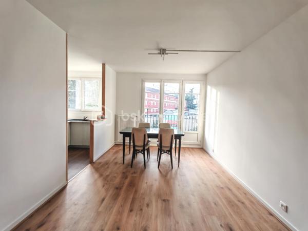 Et si vous n'aviez plus qu'à poser vos valises ?
Au cœur du 20e arrondissement, rue Vitruve, dans une résidence bien entretenue avec ascenseur, découvrez ce bel appartement de 57 m² entièrement rénové, offrant un cadre de vie confortable, lumineux et fonctionnel.
Dès l'entrée, vous serez séduit par une agréable pièce de vie baignée de lumière, prolongée par un balcon où vous pourrez profiter d'un café au calme, sans véritable vis-à-vis. La cuisine ouverte, moderne et équipée, s'intègre parfaitement à l'espace de vie pour des moments conviviaux au quotidien. La rue est calme et agréable.
L'espace nuit comprend deux chambres, une salle d'eau contemporaine, des WC indépendants ainsi que de nombreux rangements, pensés pour faciliter la vie de tous les jours.
Aucun travaux n'est à prévoir : l'appartement a été entièrement rénové avec soin et bénéficie d'un DPE classé D, un véritable atout dans le contexte actuel.
Une cave complète ce bien.
Vous apprécierez également la proximité immédiate des commerces, écoles, piscine, transports et espaces verts, permettant de profiter pleinement de la vie parisienne tout en conservant un environnement agréable.

Les + du bien :
- Appartement entièrement rénové
- Balcon
- Vue dégagée
- Résidence avec ascenseur
- Deux chambres
- Cuisine ouverte
- Cave
- DPE D
- Aucun travaux à prévoir

Un appartement idéal pour un premier achat, un jeune couple ou un investissement patrimonial dans un quartier vivant et recherché de Paris.

Une visite suffira à vous convaincre.