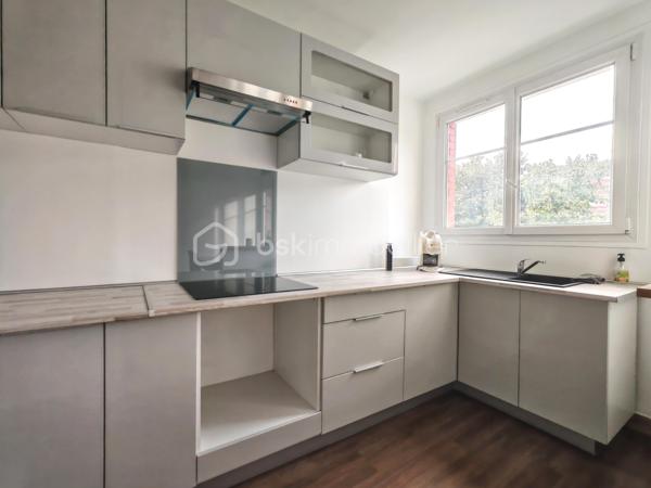 Et si vous n'aviez plus qu'à poser vos valises ?
Au cœur du 20e arrondissement, rue Vitruve, dans une résidence bien entretenue avec ascenseur, découvrez ce bel appartement de 57 m² entièrement rénové, offrant un cadre de vie confortable, lumineux et fonctionnel.
Dès l'entrée, vous serez séduit par une agréable pièce de vie baignée de lumière, prolongée par un balcon où vous pourrez profiter d'un café au calme, sans véritable vis-à-vis. La cuisine ouverte, moderne et équipée, s'intègre parfaitement à l'espace de vie pour des moments conviviaux au quotidien. La rue est calme et agréable.
L'espace nuit comprend deux chambres, une salle d'eau contemporaine, des WC indépendants ainsi que de nombreux rangements, pensés pour faciliter la vie de tous les jours.
Aucun travaux n'est à prévoir : l'appartement a été entièrement rénové avec soin et bénéficie d'un DPE classé D, un véritable atout dans le contexte actuel.
Une cave complète ce bien.
Vous apprécierez également la proximité immédiate des commerces, écoles, piscine, transports et espaces verts, permettant de profiter pleinement de la vie parisienne tout en conservant un environnement agréable.

Les + du bien :
- Appartement entièrement rénové
- Balcon
- Vue dégagée
- Résidence avec ascenseur
- Deux chambres
- Cuisine ouverte
- Cave
- DPE D
- Aucun travaux à prévoir

Un appartement idéal pour un premier achat, un jeune couple ou un investissement patrimonial dans un quartier vivant et recherché de Paris.

Une visite suffira à vous convaincre.