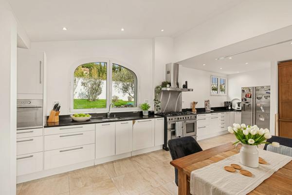 EXCLUSIVITÉ – VILLA de 300m² À BIOT avec piscine et vue imprenable