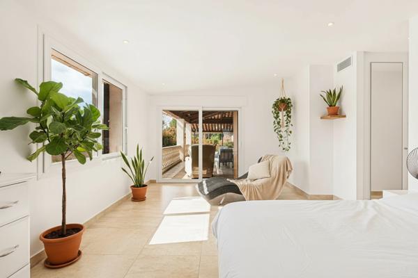 EXCLUSIVITÉ – VILLA de 300m² À BIOT avec piscine et vue imprenable