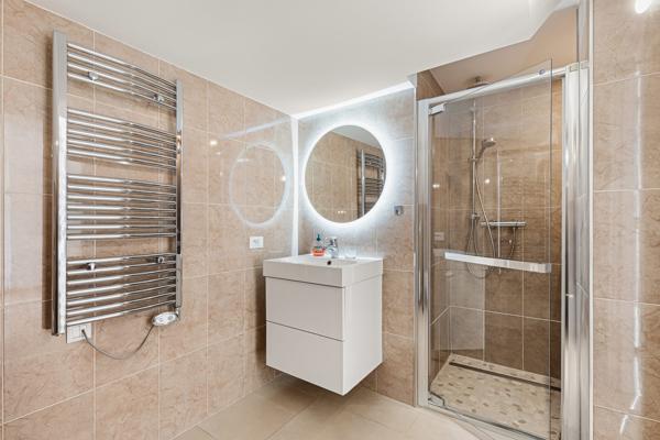 EXCLUSIVITÉ – VILLA de 300m² À BIOT avec piscine et vue imprenable