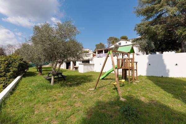 EXCLUSIVITÉ – VILLA de 300m² À BIOT avec piscine et vue imprenable