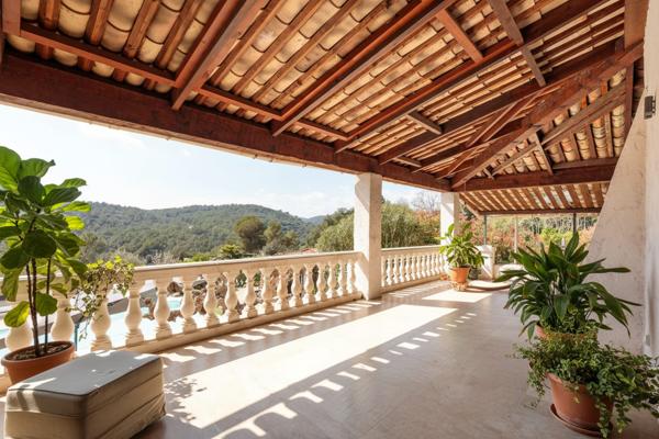 EXCLUSIVITÉ – VILLA de 300m² À BIOT avec piscine et vue imprenable