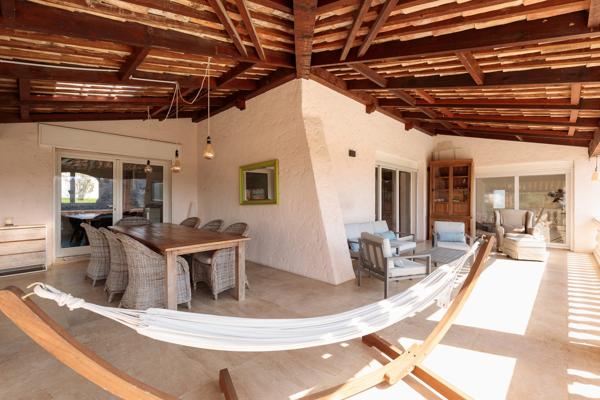 EXCLUSIVITÉ – VILLA de 300m² À BIOT avec piscine et vue imprenable