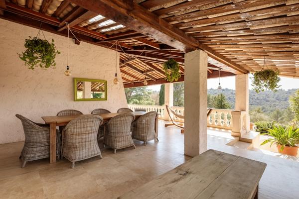 EXCLUSIVITÉ – VILLA de 300m² À BIOT avec piscine et vue imprenable