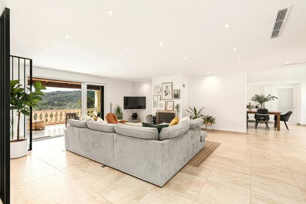 EXCLUSIVITÉ – VILLA de 300m² À BIOT avec piscine et vue imprenable