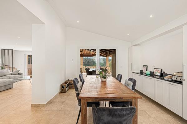 EXCLUSIVITÉ – VILLA de 300m² À BIOT avec piscine et vue imprenable