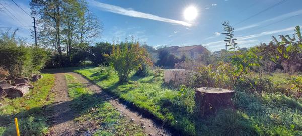 A VENDRE BEAU TERRAIN A BATIR PAMIERS 587 m2