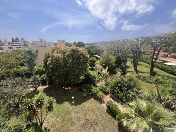 GOLFE-JUAN – LUMINEUX 3/4 PIÈCES TRAVERSANT AVEC TERRASSE ET PARKING