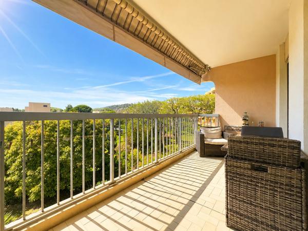 GOLFE-JUAN – LUMINEUX 3/4 PIÈCES TRAVERSANT AVEC TERRASSE ET PARKING