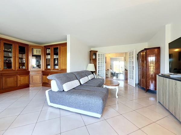 GOLFE-JUAN – LUMINEUX 3/4 PIÈCES TRAVERSANT AVEC TERRASSE ET PARKING