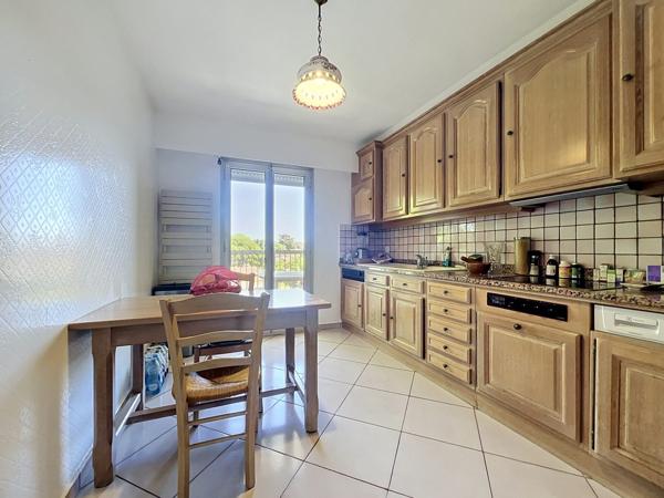GOLFE-JUAN – LUMINEUX 3/4 PIÈCES TRAVERSANT AVEC TERRASSE ET PARKING