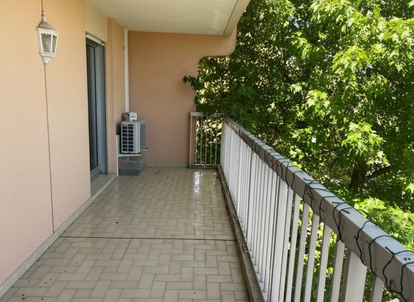 GOLFE-JUAN – LUMINEUX 3/4 PIÈCES TRAVERSANT AVEC TERRASSE ET PARKING