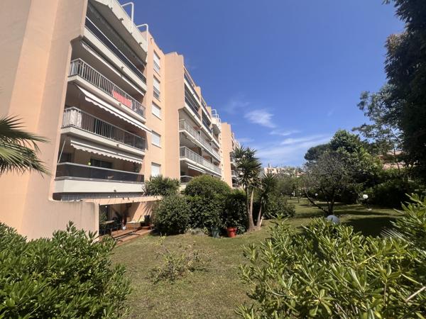GOLFE-JUAN – LUMINEUX 3/4 PIÈCES TRAVERSANT AVEC TERRASSE ET PARKING