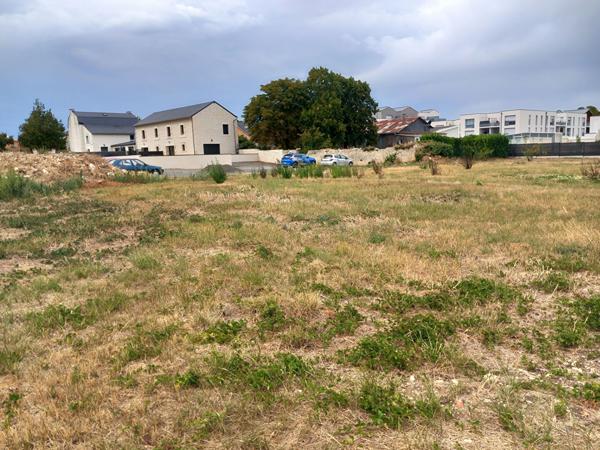 86170 NEUVILLE DE POITOU Terrain à bâtir Neuville Centre. idéal investisseurs ou promoteurs.