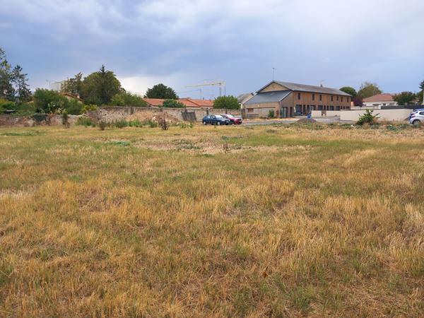 86170 NEUVILLE DE POITOU Terrain à bâtir Neuville Centre. idéal investisseurs ou promoteurs.