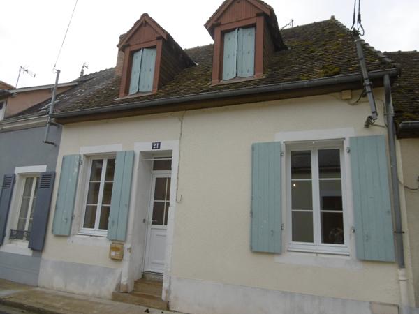 Maison de bourg 70 m2 avec 2 chambres . Jardin de 100 m2 avec accès indépendant.