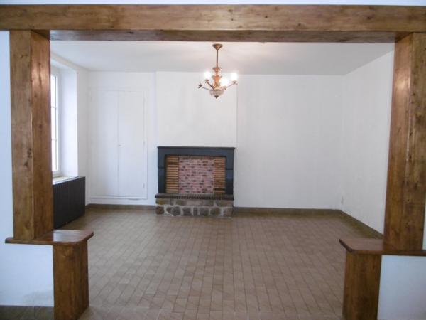 Maison de bourg 70 m2 avec 2 chambres . Jardin de 100 m2 avec accès indépendant.