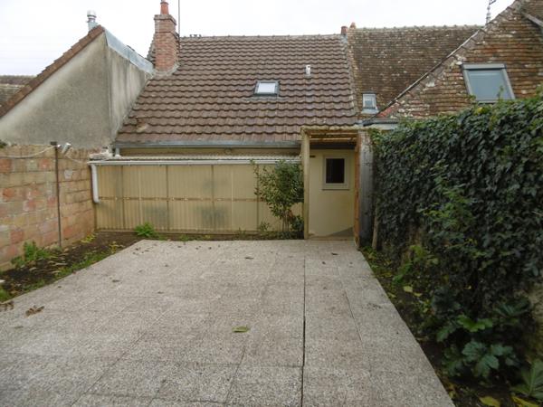 Maison de bourg 70 m2 avec 2 chambres . Jardin de 100 m2 avec accès indépendant.