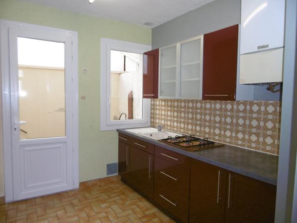 Maison de bourg 70 m2 avec 2 chambres . Jardin de 100 m2 avec accès indépendant.