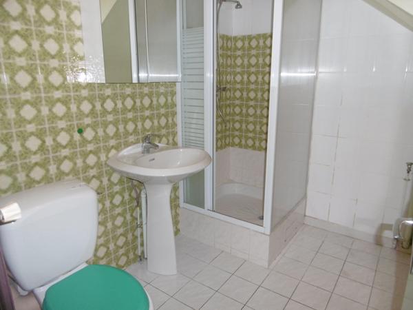 Maison de bourg 70 m2 avec 2 chambres . Jardin de 100 m2 avec accès indépendant.