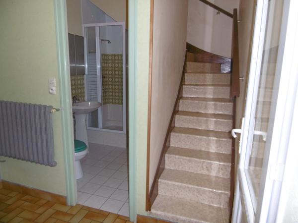 Maison de bourg 70 m2 avec 2 chambres . Jardin de 100 m2 avec accès indépendant.