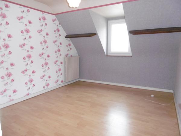 Maison de bourg 70 m2 avec 2 chambres . Jardin de 100 m2 avec accès indépendant.