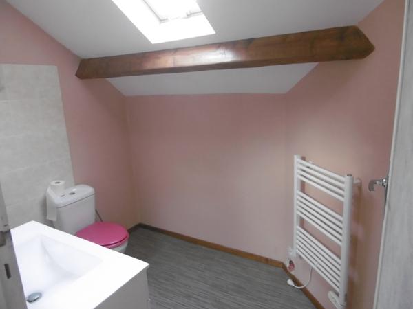 Maison de bourg 70 m2 avec 2 chambres . Jardin de 100 m2 avec accès indépendant.