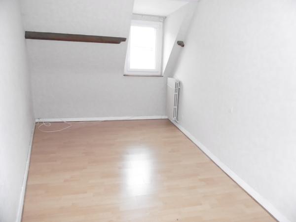 Maison de bourg 70 m2 avec 2 chambres . Jardin de 100 m2 avec accès indépendant.