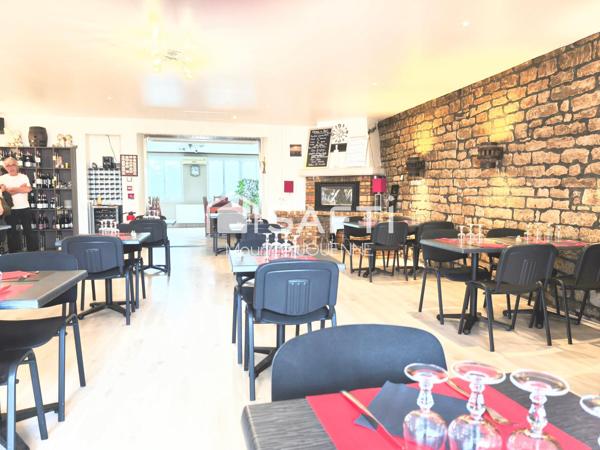 Rare, ce bel ensemble commercial comprenant un vaste restaurant traditionnel réputé et son appartement de fonction