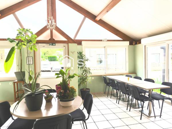 Rare, ce bel ensemble commercial comprenant un vaste restaurant traditionnel réputé et son appartement de fonction
